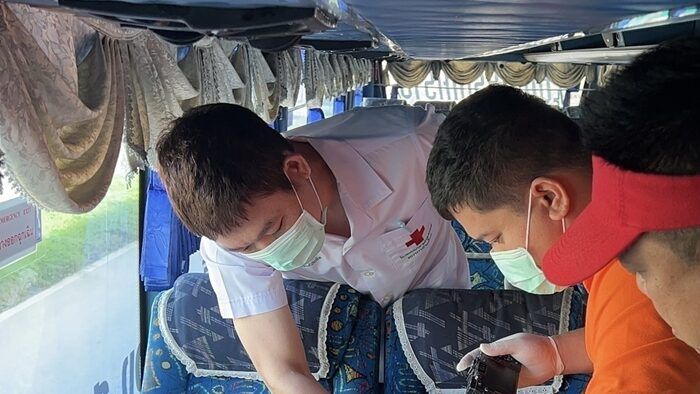 Конец путешествия: Женщина найдена мертвой в туристическом автобусе в Пхетчабури