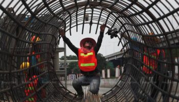 Конфликт вызывает эксодус необходимых рабочих