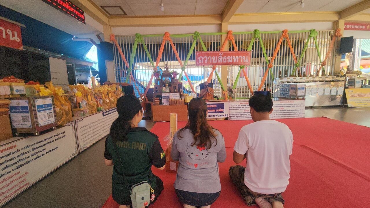 Лотерейная лихорадка охватывает центральный Таиланд у гигантского буддийского храма