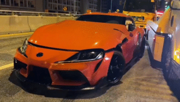 Модифицированный автомобиль теряет управление и врезается в 10 транспортных средств на экспресс-магистрали Бангкока