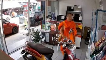 Монах из Таиланда пойман за кражей подержанного ноутбука в Накхон-Саване