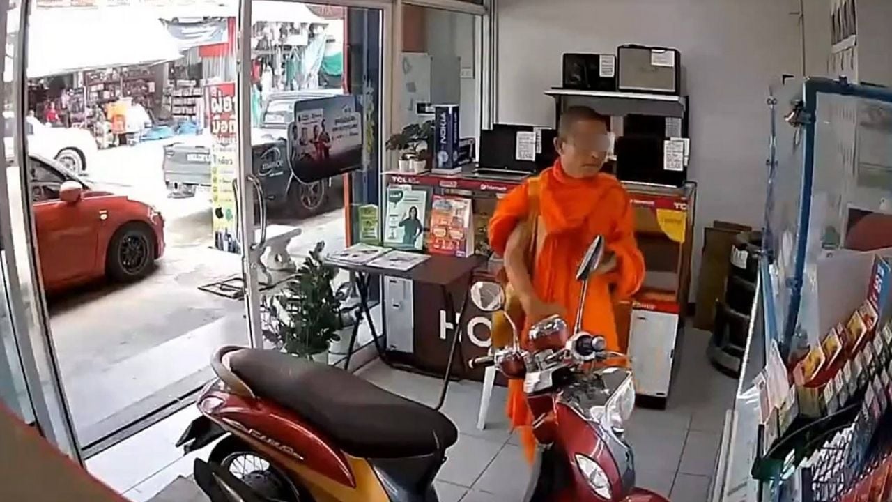 Монах из Таиланда пойман за кражей подержанного ноутбука в Накхон-Саване