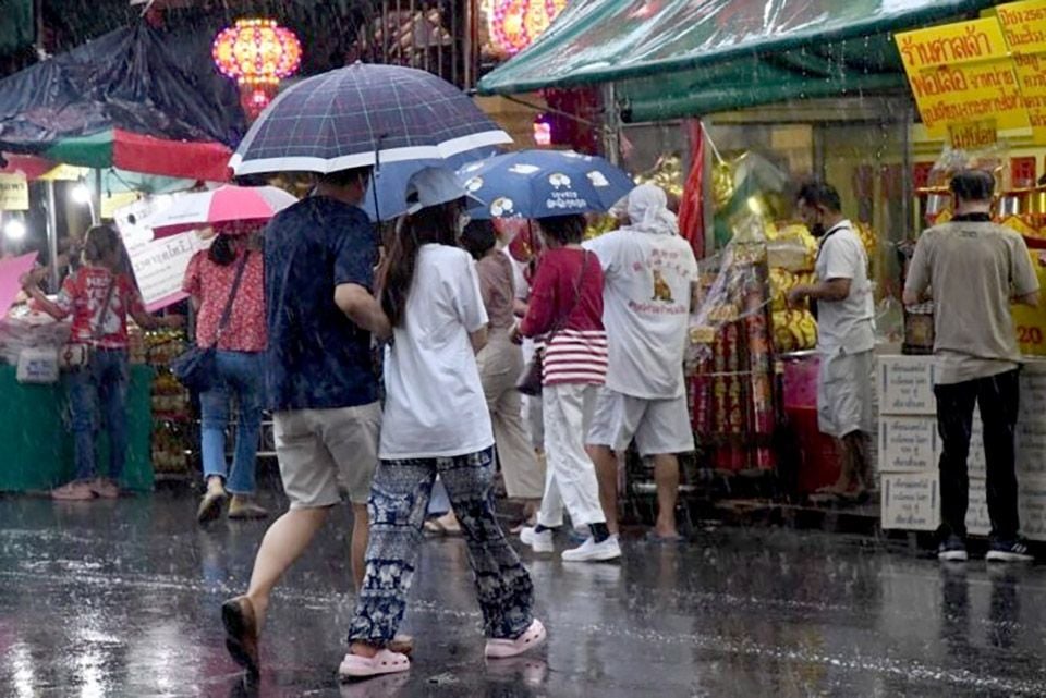 Монсунный ливень: Сильный дождь продолжает обрушиваться на Таиланд
