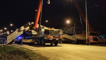 Мост-пешеходка обрушился на востоке Таиланда, раздавив грузовики (видео)