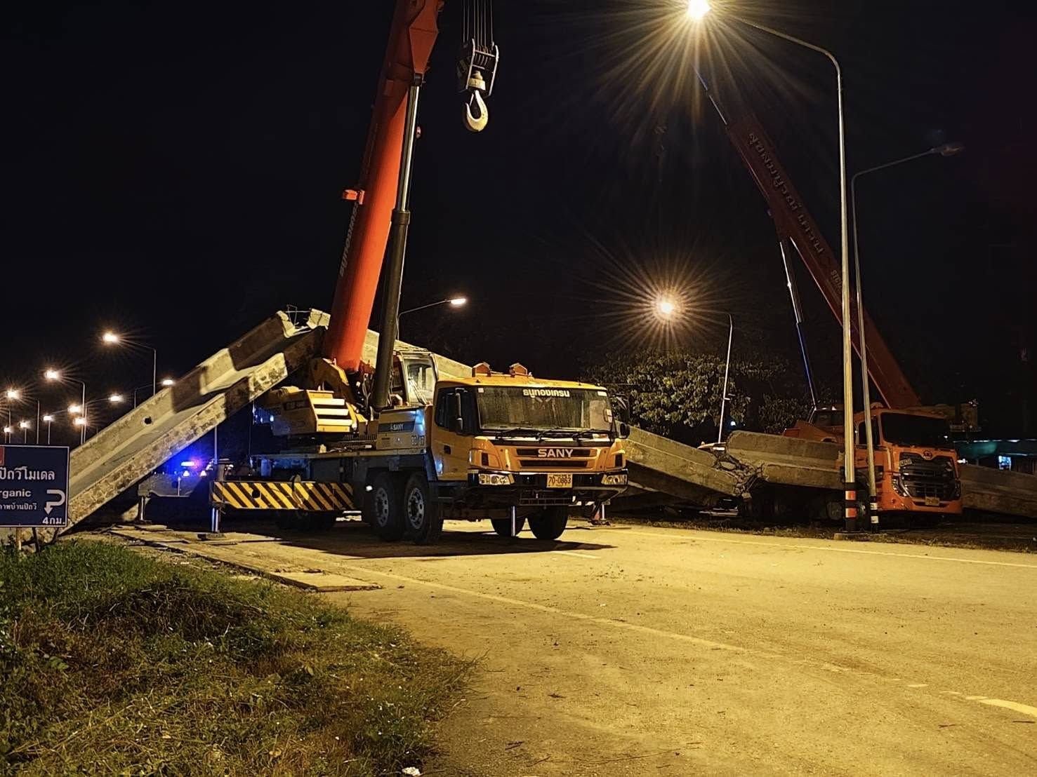 Мост-пешеходка обрушился на востоке Таиланда, раздавив грузовики (видео)