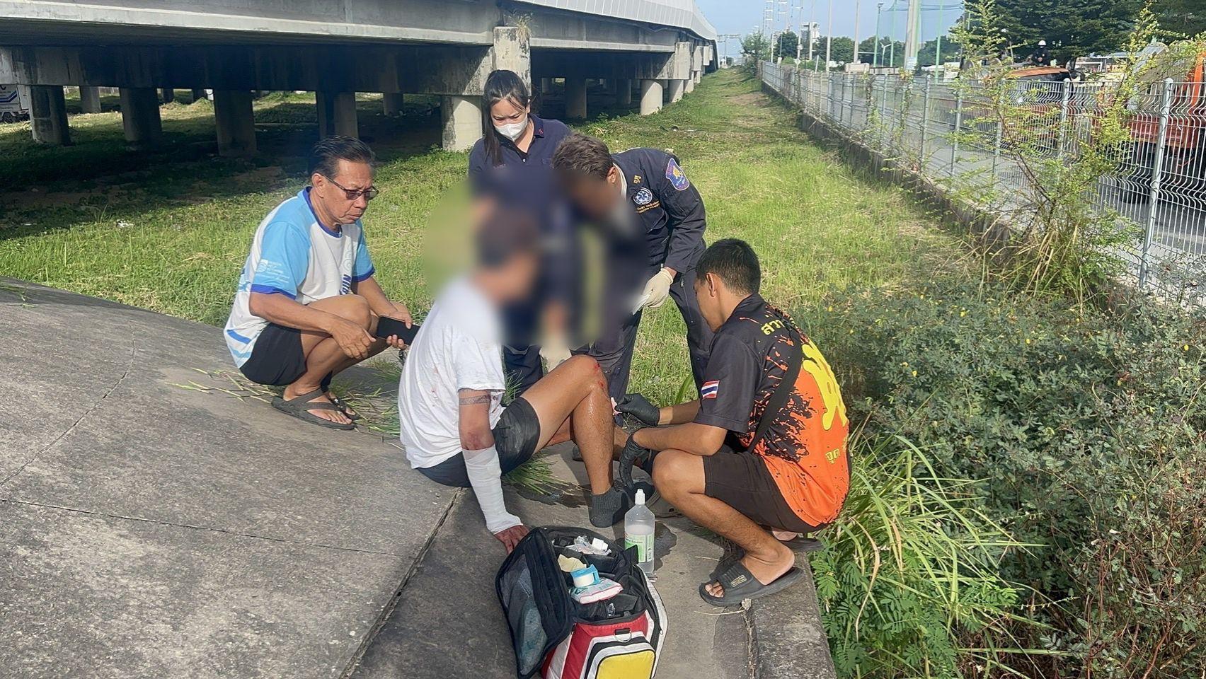 Мотоциклист выжил после падения с 3-метрового моста в ДТП в Паттайе