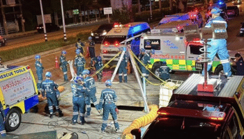 Мужчина врезался на мотоцикле в бетонную крышку и упал в 10-метровую подземную траншею с кабелями в Бангкоке