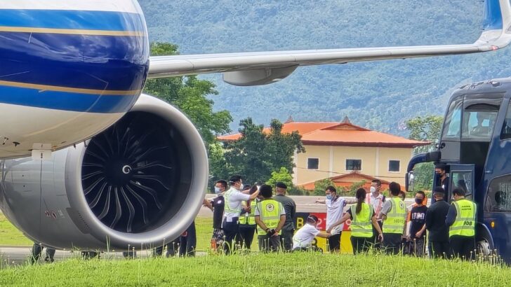 Мьянма передала 94 китайских мошенника в Китай через Таиланд