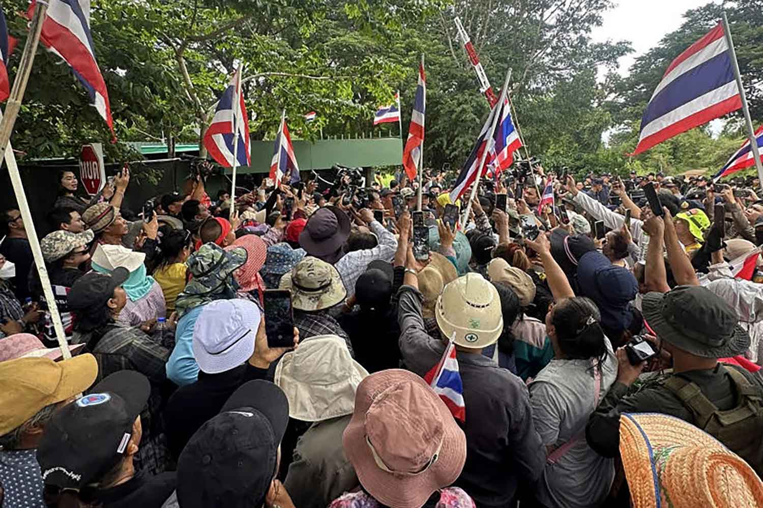 Нарушение провода вызывает напряженность на границе