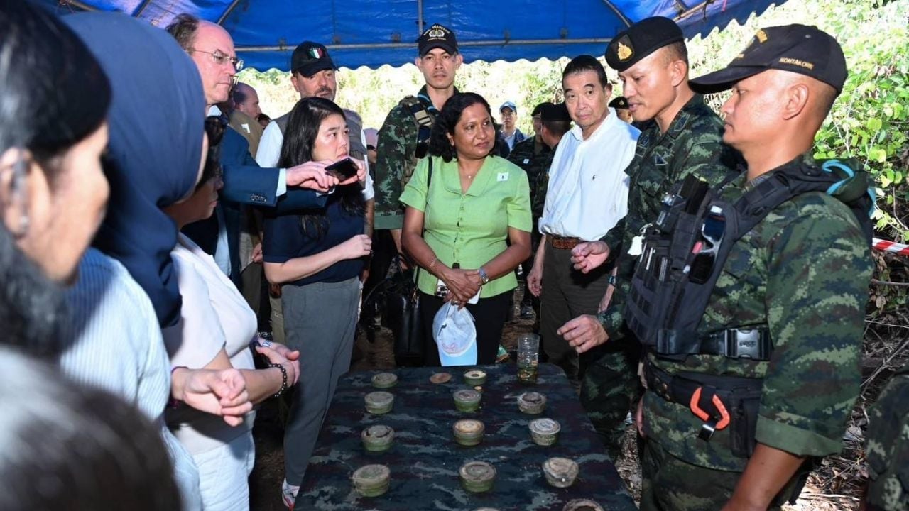 Нидерландский мужчина и тайская жена рассказывают послу о побеге от пограничных столкновений