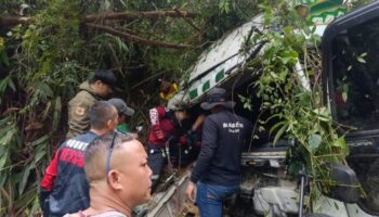 Отказ тормозов стал причиной аварии грузовика на крутой дороге в Мэ Хонг Соне