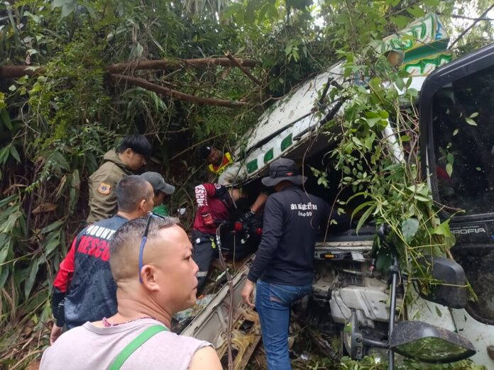 Отказ тормозов стал причиной аварии грузовика на крутой дороге в Мэ Хонг Соне