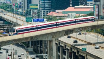 Поезда BTS в Бангкоке, обернутые в тайский флаг в знак признательности пограничным солдатам