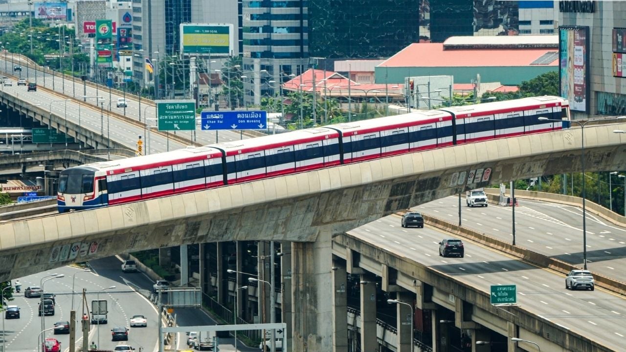 Поезда BTS в Бангкоке, обернутые в тайский флаг в знак признательности пограничным солдатам