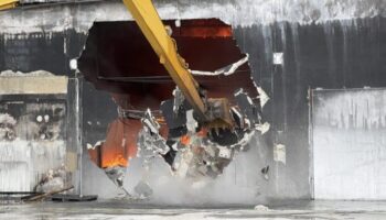 Пожар на пластиковом заводе в Пхетчабури причиняет ущерб на миллионы бат