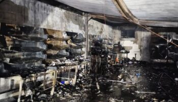 Пожар на почтовом складе в Чонбури заманил четырех человек, причиняя значительный ущерб