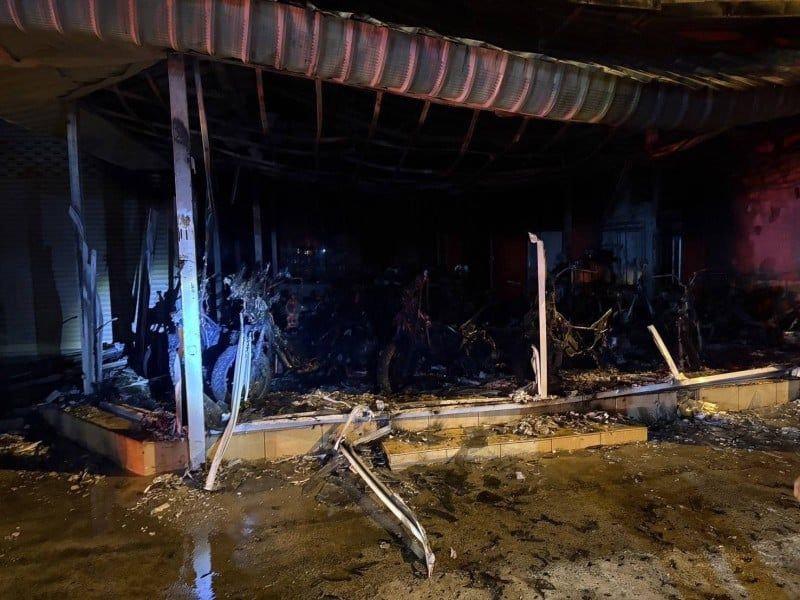 Поздняя ночная вспышка: адский огонь сжигает велосипеды в магазине на Пхукете