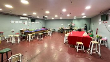 Полицейский отрицает участие после того, как форма была найдена в игорном заведении