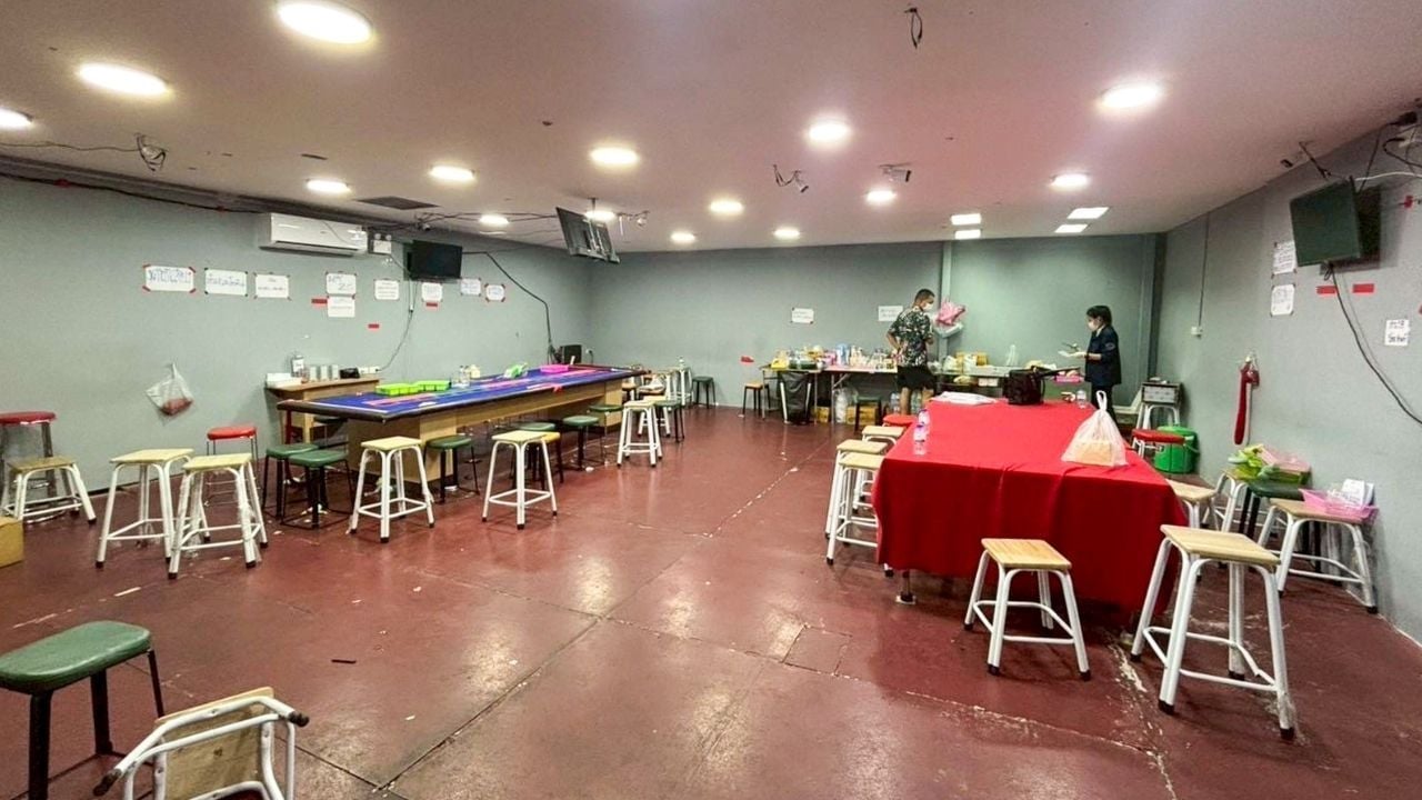 Полицейский отрицает участие после того, как форма была найдена в игорном заведении