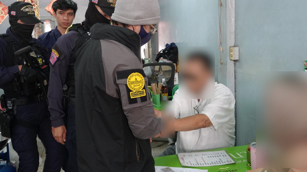 Полиция арестовалаlegendary владельца игорного заведения в результате рейда в Аюттайе