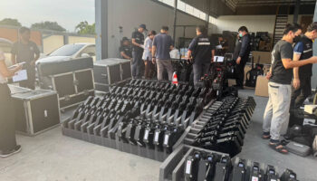 Полиция изымает дроны из склада в Самут-Пракане