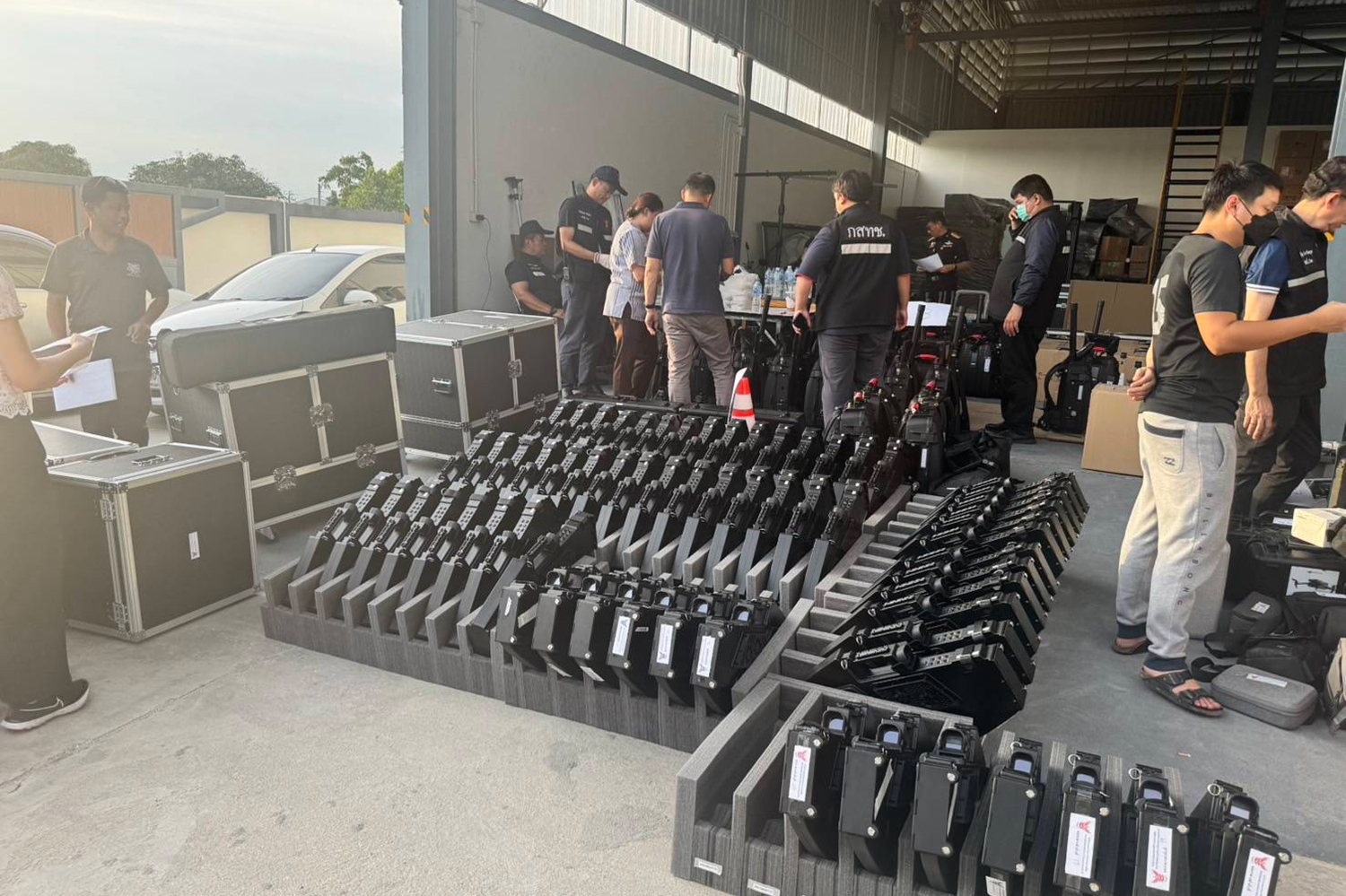 Полиция изымает дроны из склада в Самут-Пракане