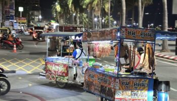 Полиция Паттайи пресекает деятельность незаконных продавцов на мотоциклах с боковыми прицепами