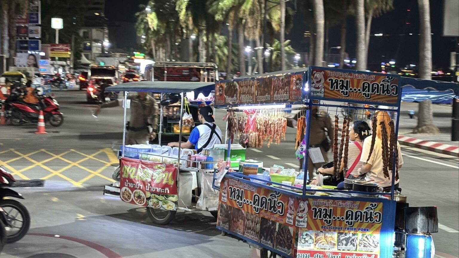 Полиция Паттайи пресекает деятельность незаконных продавцов на мотоциклах с боковыми прицепами