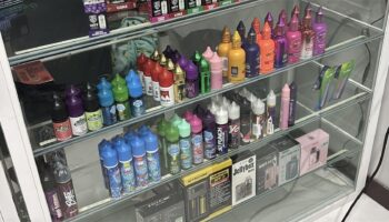 Полиция Паттайи провела рейд на магазин便利性, продающий нелегальные вейпы, изъяв 600 предметов