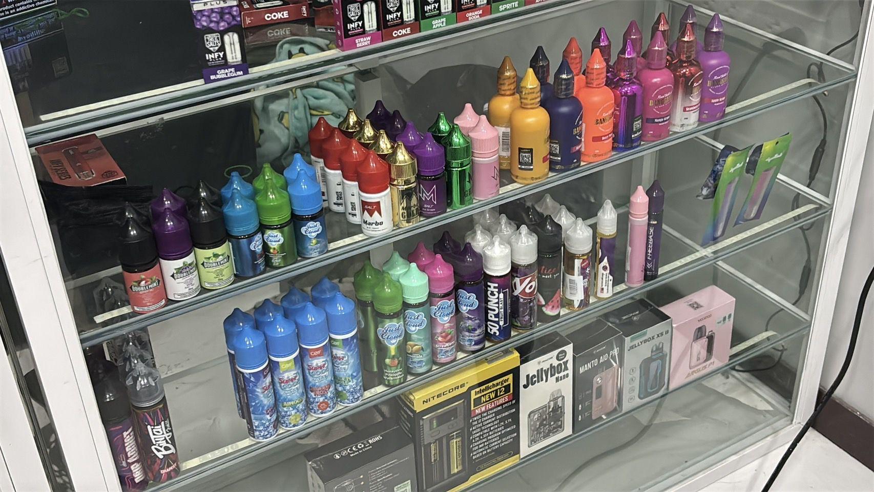 Полиция Паттайи провела рейд на магазин便利性, продающий нелегальные вейпы, изъяв 600 предметов