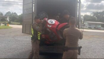 Полиция перехватила пикап, перевозящий предполагаемые украденные мотоциклы в Сакаео