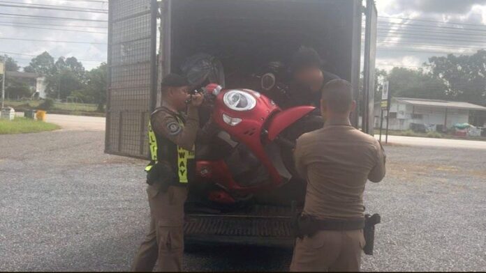 Полиция перехватила пикап, перевозящий предполагаемые украденные мотоциклы в Сакаео