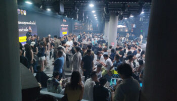 Полиция провела рейд в незаконном китайском ночном клубе в Бангкоке, обнаружив более 300 посетителей.