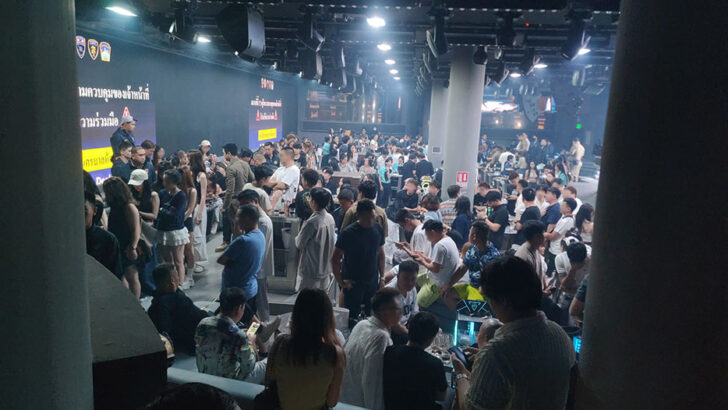 Полиция провела рейд в незаконном китайском ночном клубе в Бангкоке, обнаружив более 300 посетителей.