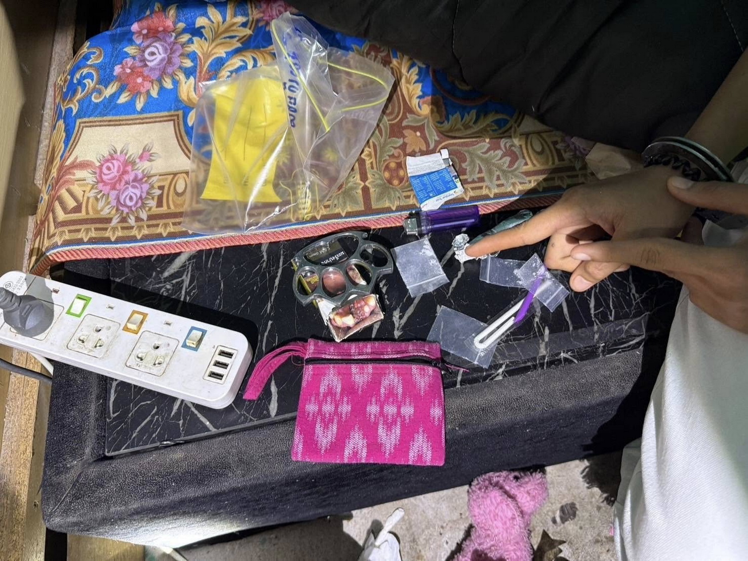 Полиция Хонгкена провела рейд в караоке-баре, 23 человека сдали положительные тесты на наркотики