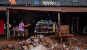 Помощь приходит, когда наводнения Нан вызывают панику