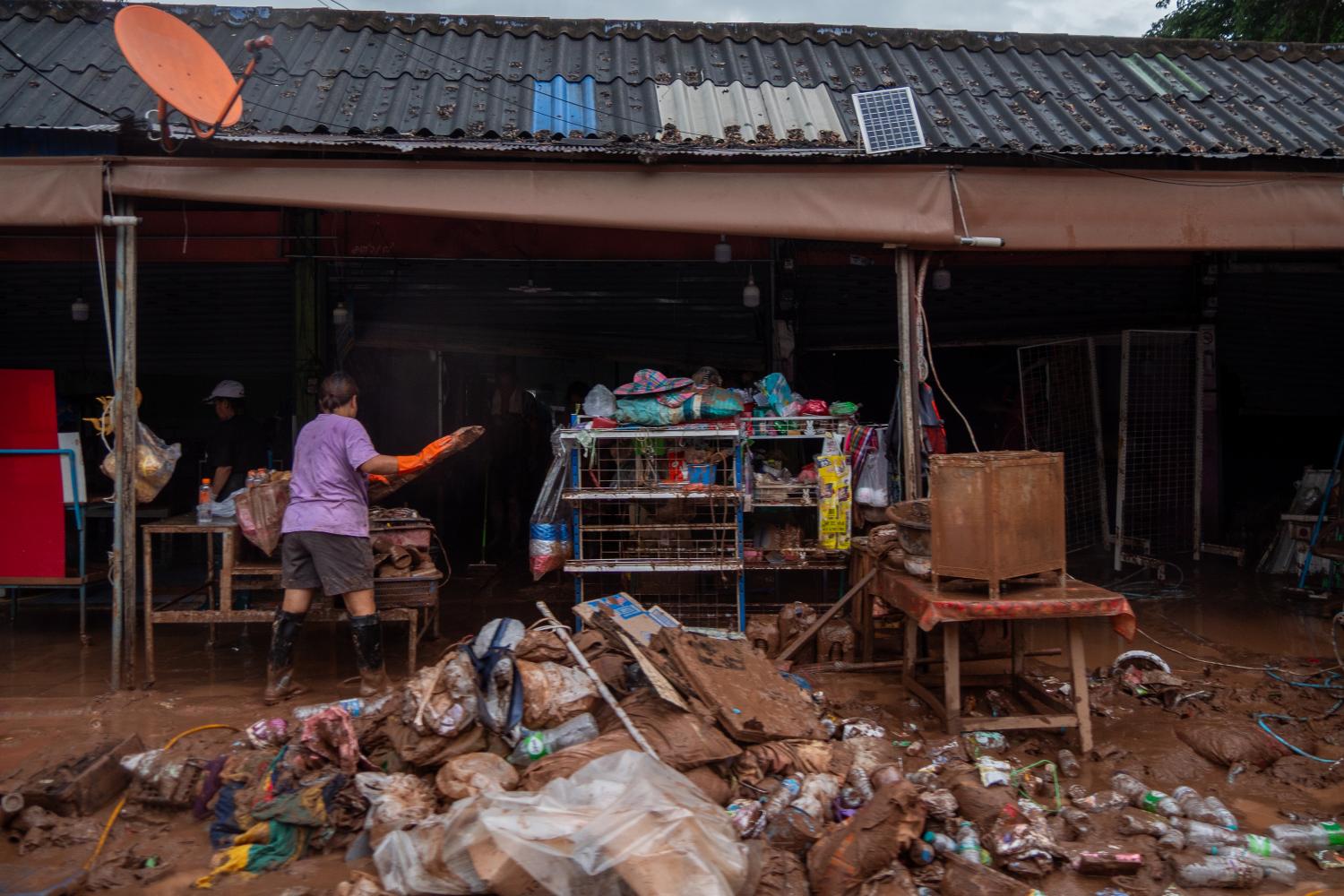 Помощь приходит, когда наводнения Нан вызывают панику