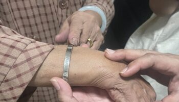 Потерянная китайская бабушка, спасённая с помощью браслета с ID в Паттайе