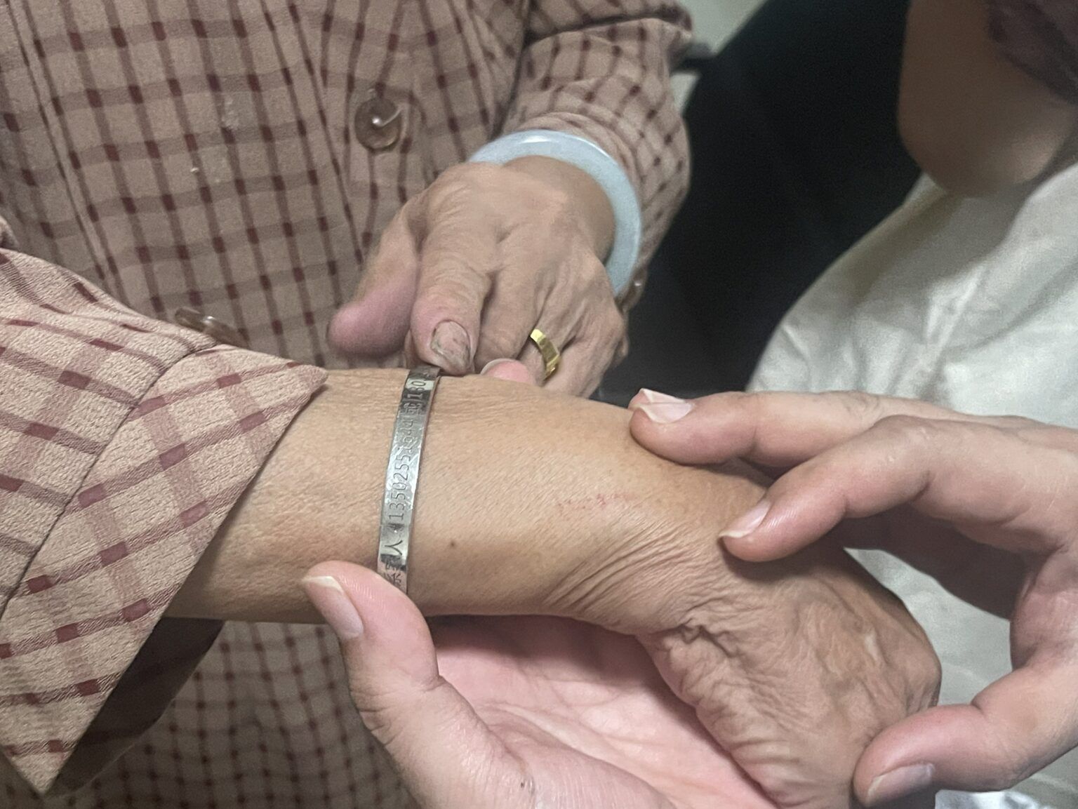 Потерянная китайская бабушка, спасённая с помощью браслета с ID в Паттайе