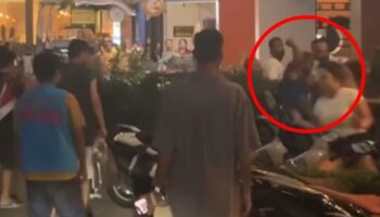 Почти 20 иностранцев нападают на владельца магазина мотоциклов в Пхукете