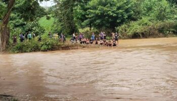 Предупреждение о наводнении в Мэ Сарианг после того, как автомобиль был унесен потоком ручья