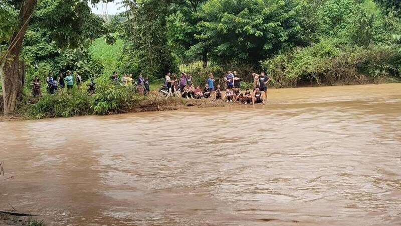 Предупреждение о наводнении в Мэ Сарианг после того, как автомобиль был унесен потоком ручья