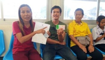 Продавец лотереи в Пхаяо помогает другу выиграть приз в 12 миллионов бат