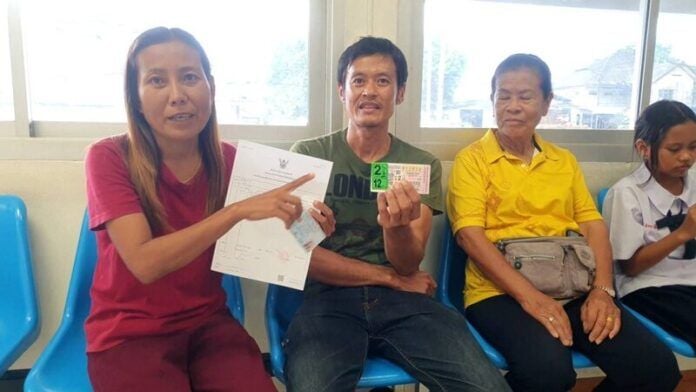 Продавец лотереи в Пхаяо помогает другу выиграть приз в 12 миллионов бат