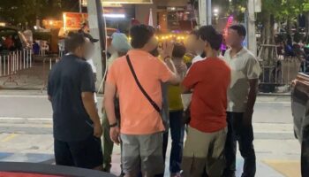 Работник секс-индустрии Паттайи ударяет индийца после того, как он лапал её и спорил о размере груди