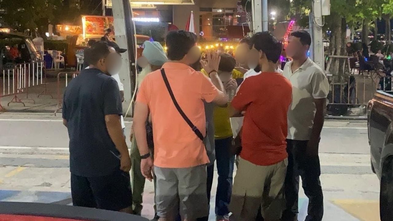 Работник секс-индустрии Паттайи ударяет индийца после того, как он лапал её и спорил о размере груди