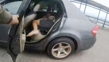 Российский подозреваемый, пытавшийся сбежать из Пхукета, пойман в машине на пароме в Самуи