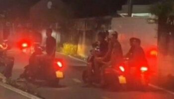 Семья покидает дом после нападения подростковой банды в Чонбури