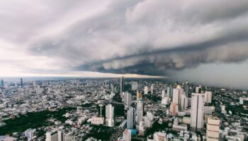 Серьезное предупреждение о погоде: сильный дождь и риск быстрого наводнения в 32 провинциях Тайланда
