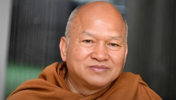 Скандал с фондом омрачает наследие когда-то знаменитого аббата